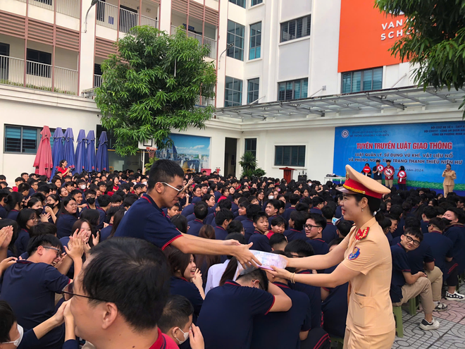 Học sinh Hà Nội được tuyên truyền trực quan Luật Giao thông đường bộ trước khi nghỉ hè Học sinh Hà Nội được tuyên truyền trực quan Luật Giao thông đường bộ trước khi nghỉ hè