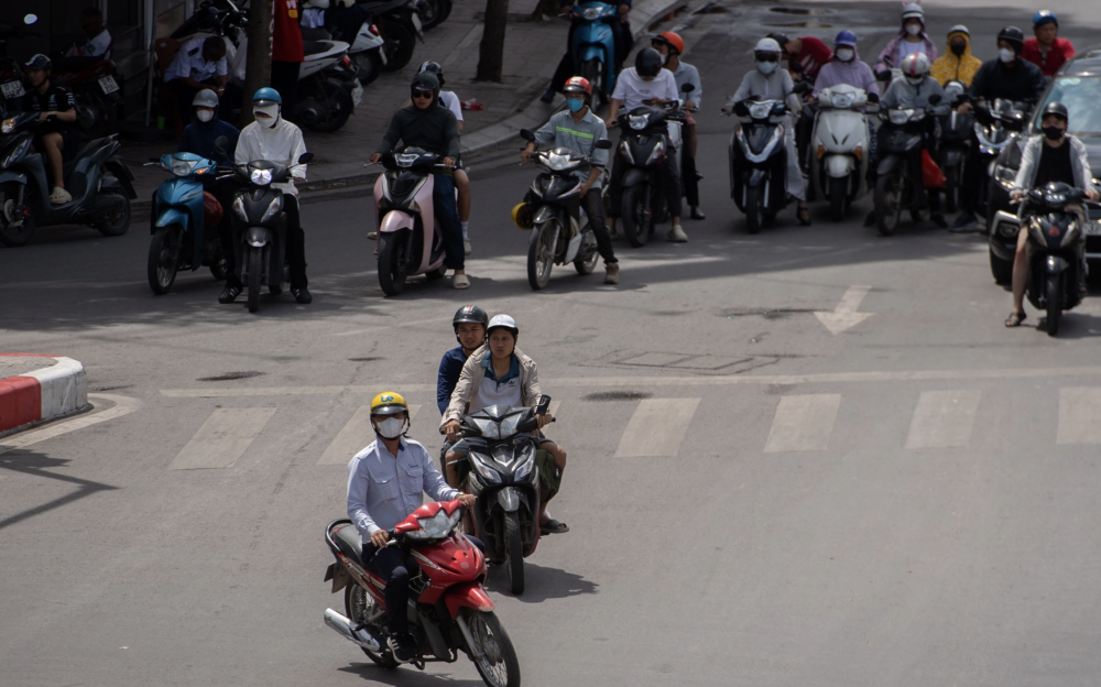 Trời nắng gay gắt khiến nhiều người không muốn dừng lâu tại các ngã tư, dẫn đến tình trạng người điều khiển phương tiện cố tình vượt đèn đỏ để tránh phải chờ đợi (Ảnh: Thành Đông). Trời nắng gay gắt khiến nhiều người không muốn dừng lâu tại các ngã tư, dẫn đến tình trạng người điều khiển phương tiện cố tình vượt đèn đỏ để tránh phải chờ đợi (Ảnh: Thành Đông).