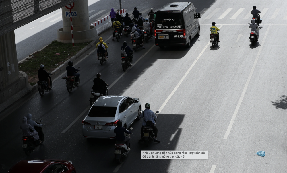 Tại ngã tư Hồ Tùng Mậu - Lê Đức Thọ, tình trạng người tham gia giao thông dừng đèn đỏ tại bóng râm vẫn diễn ra phổ biến (Ảnh: Đỗ Minh Quân).