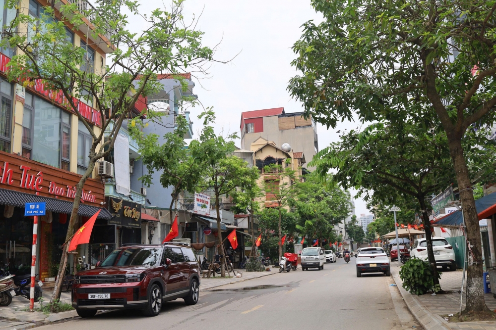 Đường phố rợp cờ đỏ của phường Phú Thượng mới