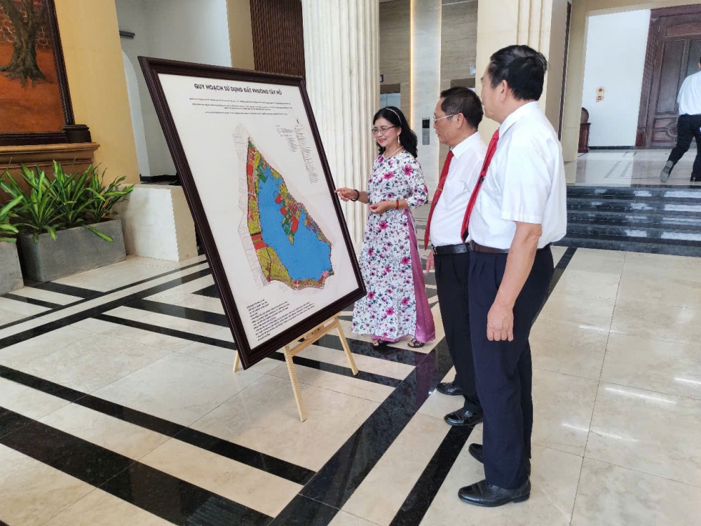 Người dân tìm hiểu thêm về địa giới hành chính phường Tây Hồ