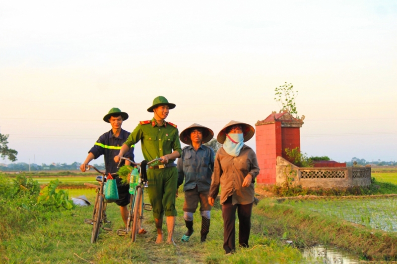 Chiến sĩ trẻ Thủ đô cấy lúa cùng dân trong thời tiết 40 độ C