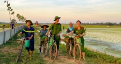 Chiến sĩ trẻ Thủ đô cấy lúa cùng dân trong thời tiết 40 độ C