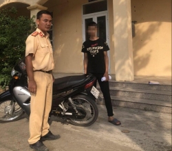 Phạt hơn 4 triệu vì "khoe clip" bốc đầu xe máy trên facebook