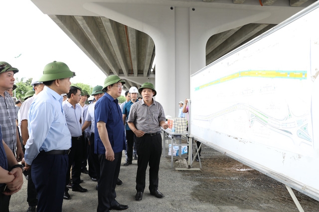 Bí thư Thành ủy Vương Đình Huệ kiểm tra tiến độ thi công Dự án đầu tư mở rộng tuyến đường vành đai 3 đoạn Mai Dịch - cầu Thăng Long