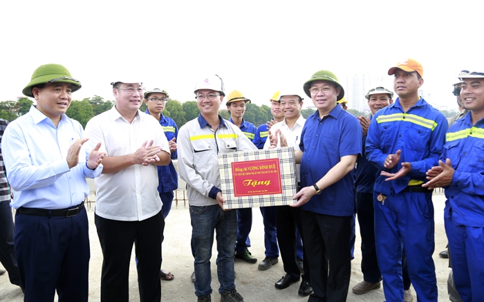 Tại các dự án, Bí thư Thành ủy Vương Đình Huệ đã tặng quà, động viên đội ngũ cán bộ, kỹ sư, công nhân lao động
