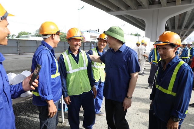 Bí thư Thành ủy Vương Đình huệ động viên công nhân, lao động đang làm việc tại các dự án
