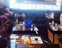 Nữ nhân viên quán hát tấn công người thi hành công vụ