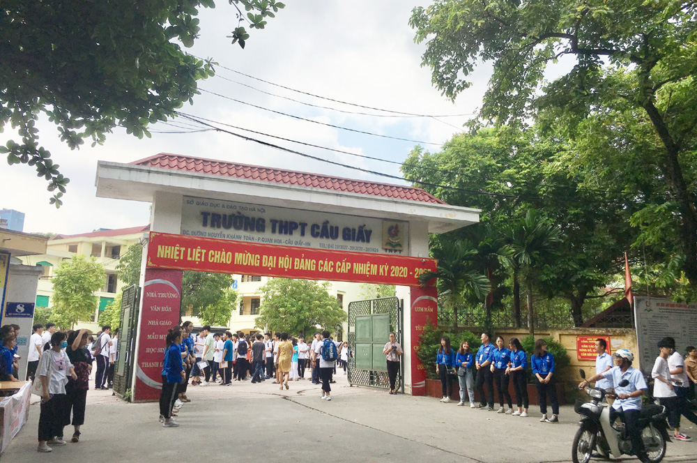 Trước cổng điểm thi, lực lượng thanh niên tình nguyện sẵn sàng hỗ trợ thí sinh và người nhà thí sinh - Ảnh Phạm Tuyết