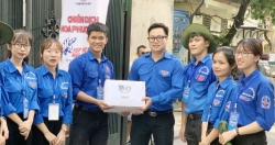Thường trực Thành đoàn Hà Nội thăm, tặng quà đội hình tình nguyện Tiếp sức mùa thi