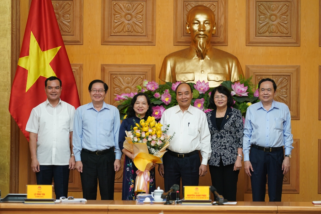 Thủ tướng tặng hoa chức mừng đồng chí Trần Thị Hà đã hoàn thành xuất sắc nhiệm vụ, về nghỉ hưu theo chế độ