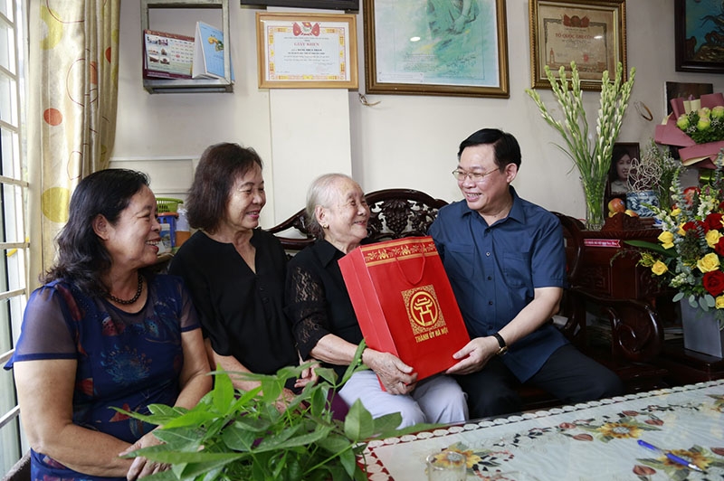 Bí thư Thành ủy Hà Nội Vương Đình Huệ thăm, tặng quà gia đình thương binh, liệt sĩ