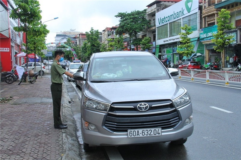 xu ly nghiem minh hanh vi dua nguoi nhap canh trai phep bat chap nguy co lay nhiem dich benh