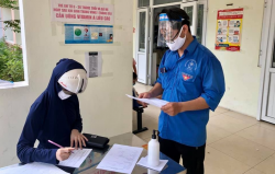 Thanh niên Hoàng Mai tình nguyện hỗ trợ tại các điểm xét nghiệm nhanh