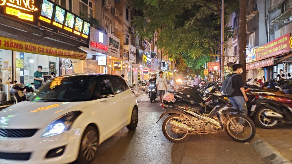 Phố Nguyễn Văn Tuyết - Vỉa hè, lòng đường thành quán ăn, nơi để xe