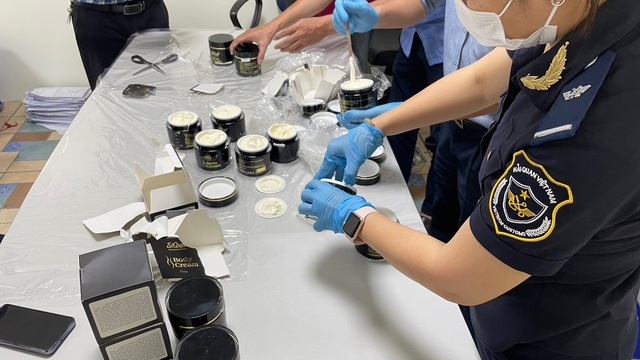 Hải quan phát hiện ma túy gửi từ Việt Nam đi Nhật Bản, có ma túy giấu trong các hộp kem dưỡng da (ảnh HQ)