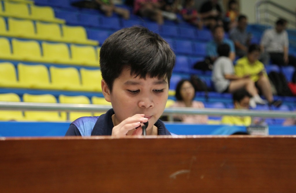 Vận động viên Trần Ngọc Bách – Trung tâm bóng bàn Yên Hoà thay mặt các vận động viên tham dự giải lên đọc lời hứa