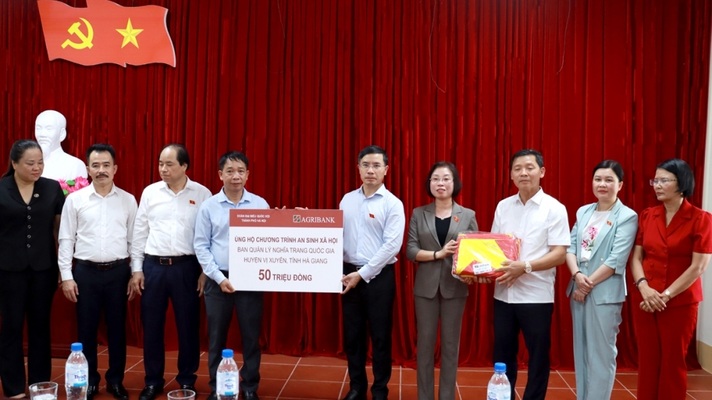 Đoàn Đại biểu Quốc hội TP Hà Nội viếng anh hùng liệt sĩ tại Nghĩa trang Vị Xuyên