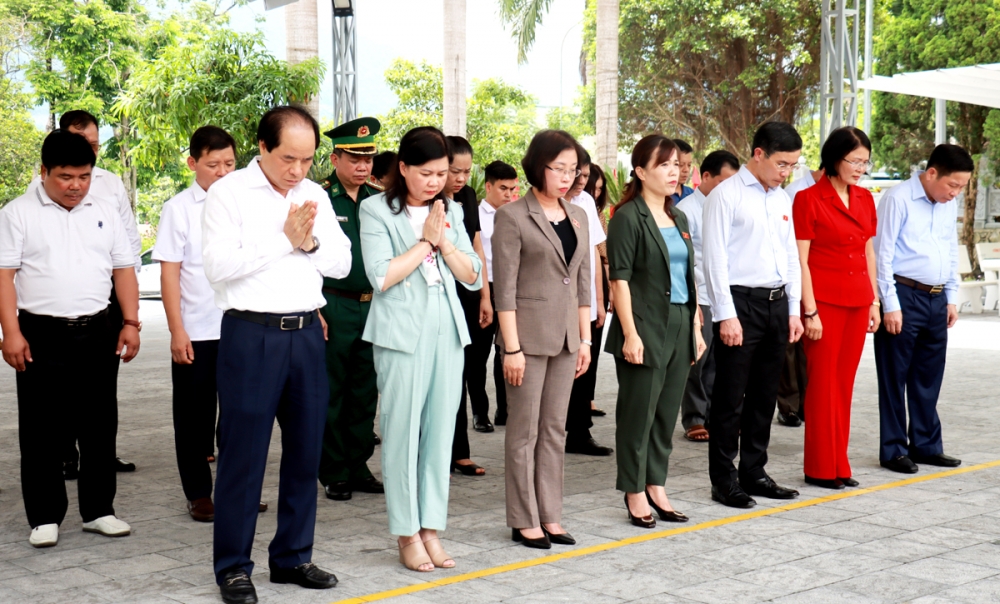 Các đại biểu dành một phút mặc niệm tưởng nhớ các anh hùng liệt sĩ tại Nghĩa trang Liệt sĩ Quốc gia Vị Xuyên.