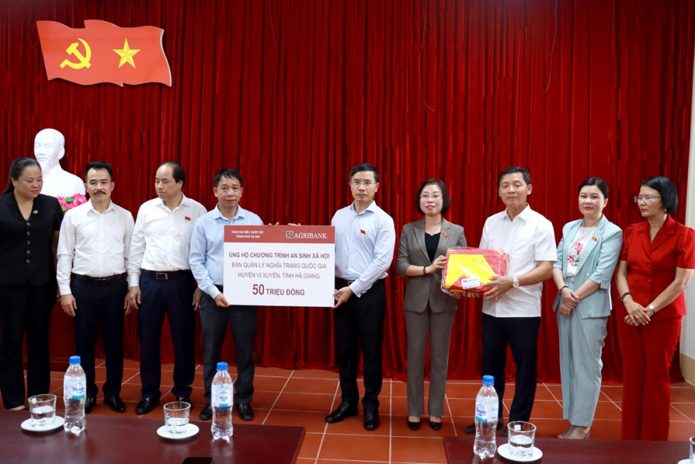 Đoàn Đại biểu Quốc hội TP Hà Nội tặng 50 triệu đồng cho Ban Quản lý Nghĩa trang Liệt sĩ Quốc gia Vị Xuyên để thực hiện công tác an sinh xã hội.