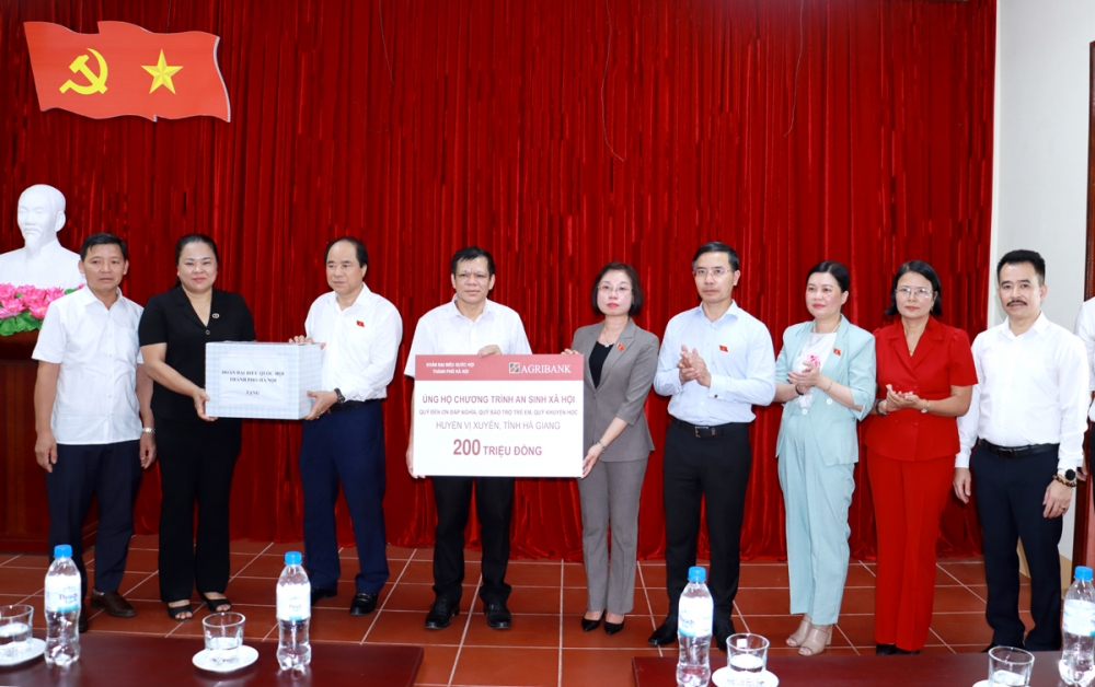 xĐoàn Đại biểu Quốc hội TP Hà Nội tặng 200 triệu đồng cho huyện Vị Xuyên để thực hiện công tác an sinh xã hội.