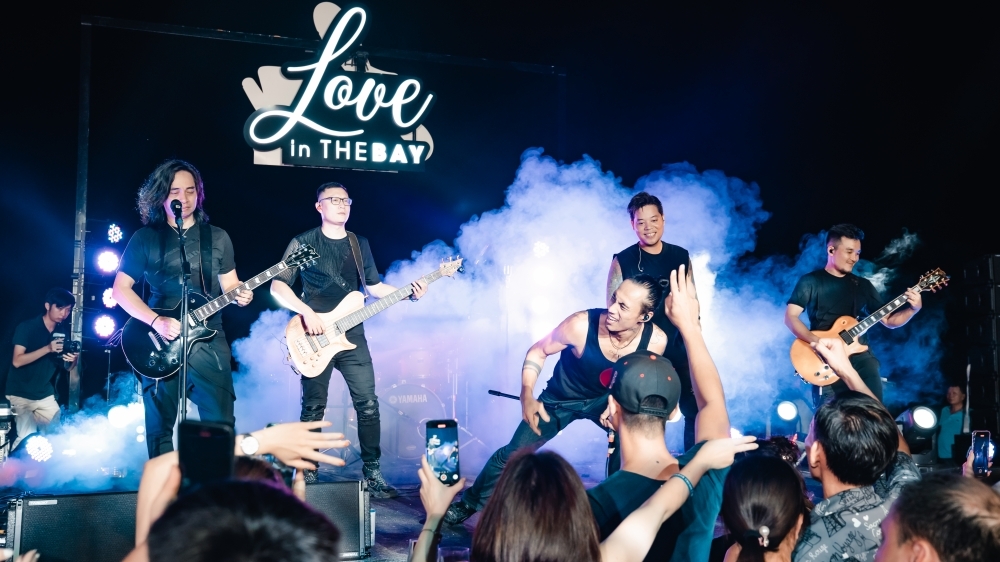 "Sống lại" thời trẻ cùng ban nhạc Bức Tường