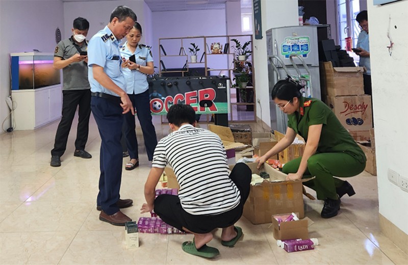 Công an quận Bắc Từ Liêm phối hợp với lực lượng quản lý thị trường Hà Nội kiểm tra, khởi tố nhiều vụ buôn lậu hàng giả, hàng kém chất lượng