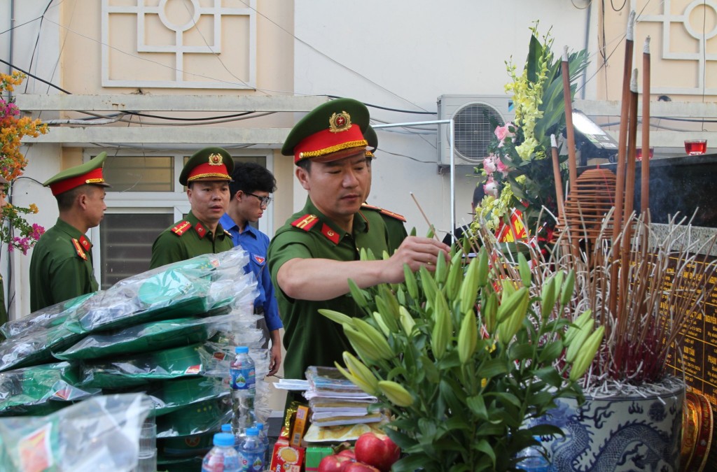 Cán bộ Công an phường Yên Hoà thắp hương tại Đài tưởng niệm các anh hùng liệt sĩ phường