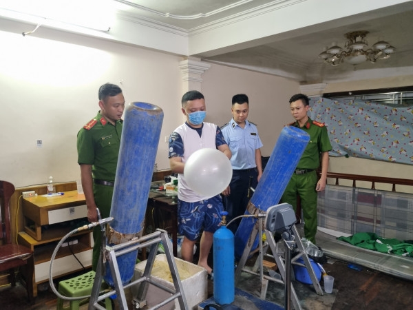 Hà Nội: Phát hiện cơ sở san chiết khí khí cười khủng
