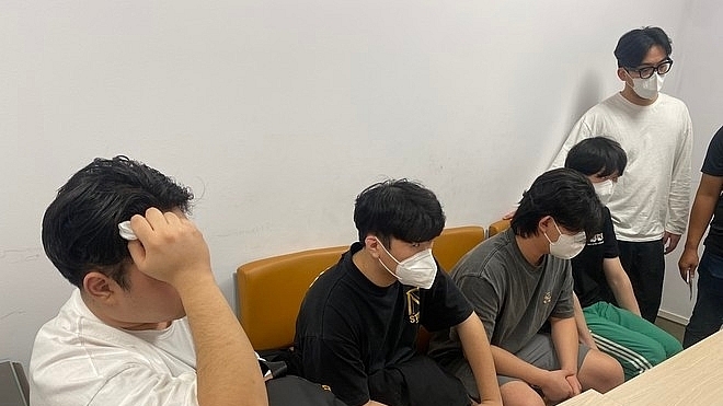 Dẫn giải các đối tượng người nước ngoài đánh bạc qua mạng về nước