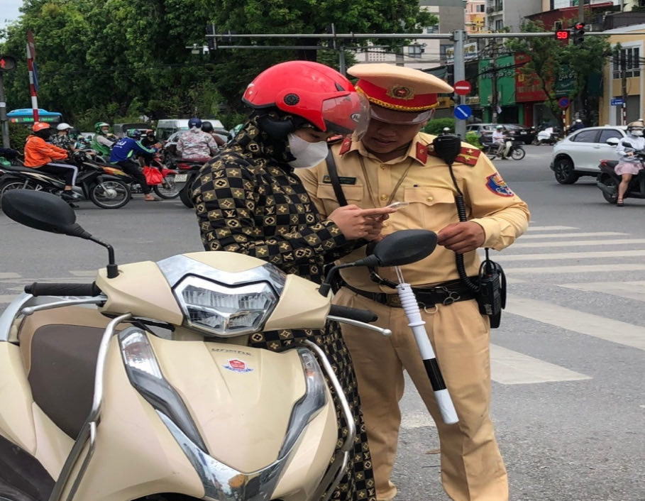 Hà Nội: Người vi phạm giao thông bị tạm giữ giấy phép lái xe trên VneID