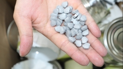 Video: Công an cắt hộp "nước táo xay" chứa đầy ma tuý tổng hợp