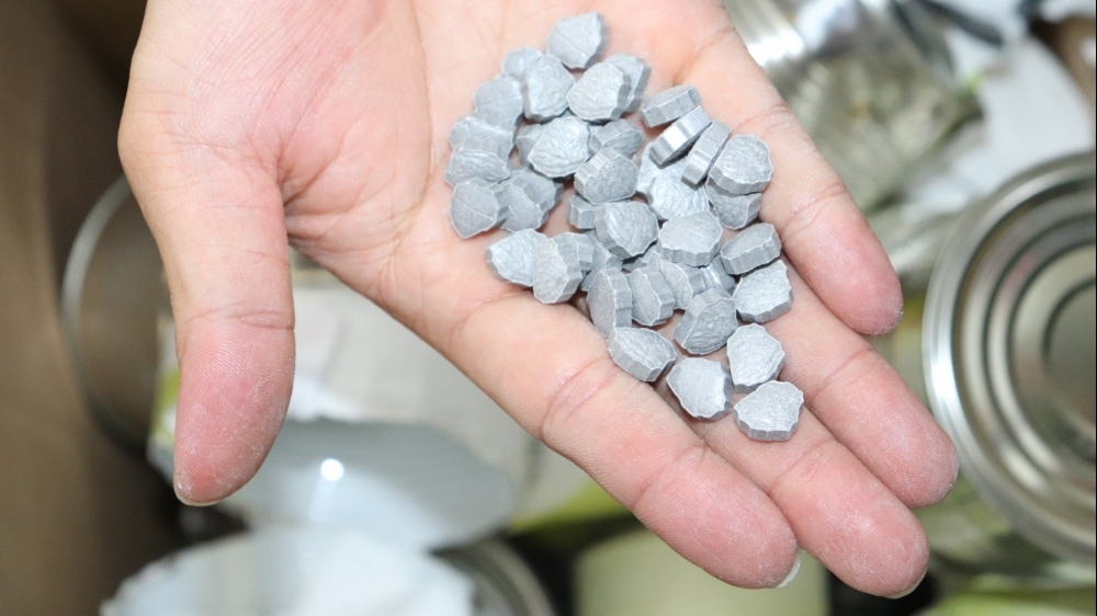 Video: Công an cắt hộp "nước táo xay" chứa đầy ma tuý tổng hợp