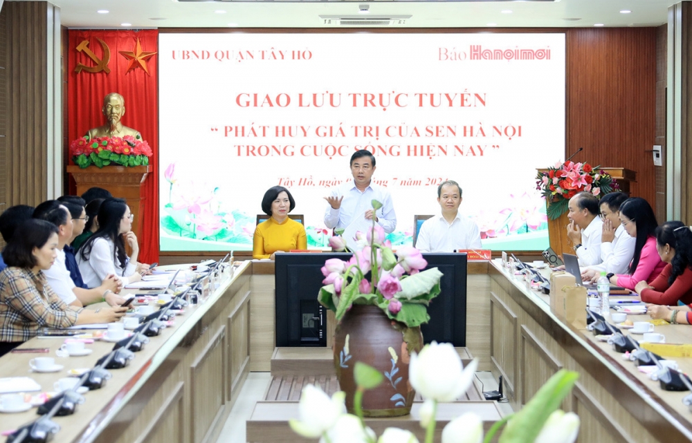 Tổng Biên tập Báo Hànộimới Nguyễn Minh Đức phát biểu đề dẫn tại buổi giao lưu trực tuyến