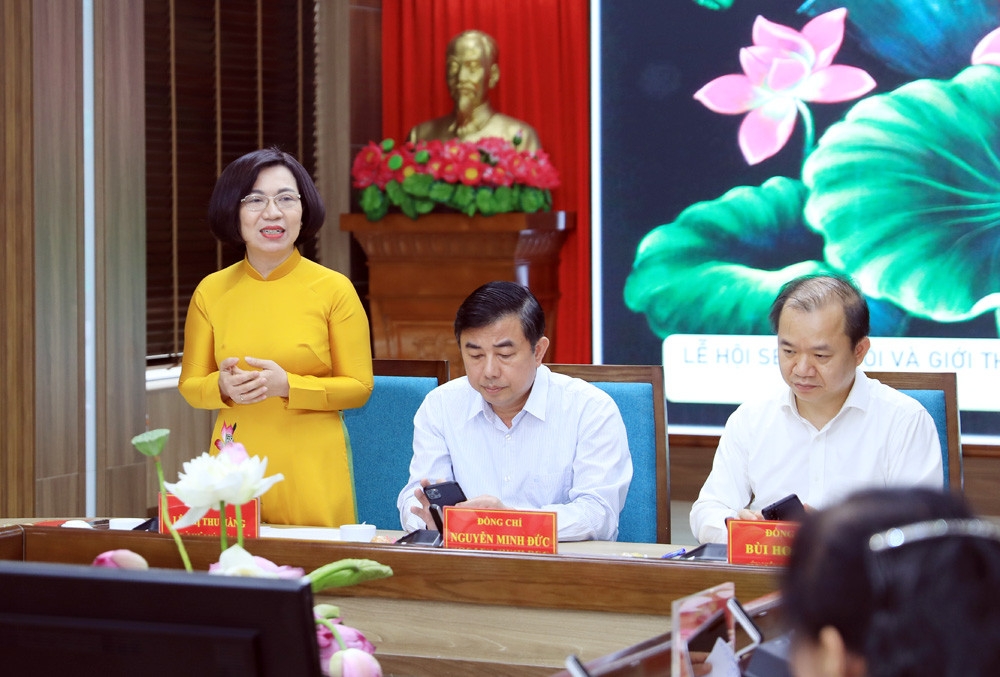 Bí thư Quận ủy, Chủ tịch HĐND quận Tây Hồ Lê Thị Thu Hằng phát biểu tại buổi giao lưu trực tuyến