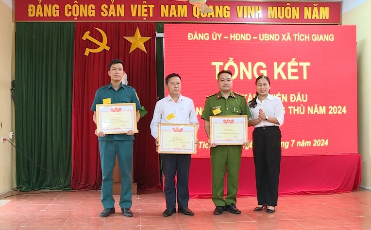 Ban Chỉ đạo khen thưởng những đóng góp của tập thể trong Tổng kết diễn tập chiến đấu cấp xã trong khu vực phòng thủ tại xã Tích Giang