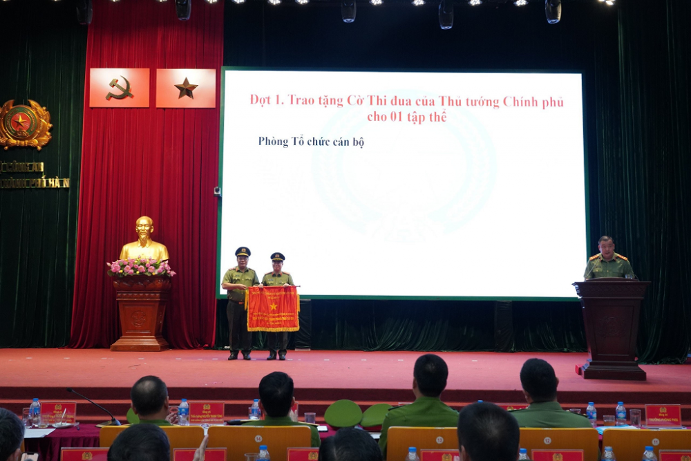 Được sự ủy quyền của lãnh đạo cấp trên, Trung tướng Nguyễn Hải Trung trao Cờ của Thủ tướng Chính phủ tặng Cờ Thi đua cho 1 tập thể