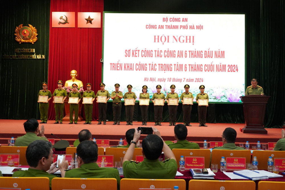 Thừa ủy quyền của lãnh đạo cấp trên, Đại tá Phạm Thanh Hùng - Phó Bí thư Đảng ủy, Phó Giám đốc Công an TP, trao danh hiệu Chiến sĩ thi đua toàn lực lượng CAND và Bằng khen của Bộ Công an cho các cán bộ chiến sĩ