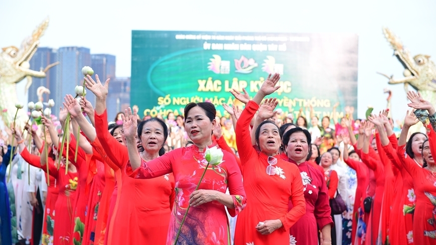 Kỷ lục người mặc áo dài truyền thống họa tiết hoa sen nhiều nhất Việt Nam