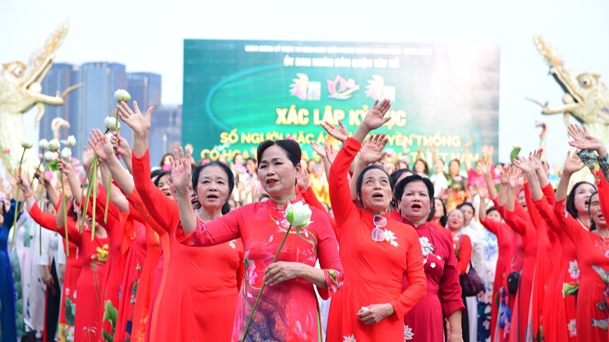 Xác lập kỷ lục số người mặc áo dài truyền thống họa tiết hoa sen nhiều nhất Việt Nam