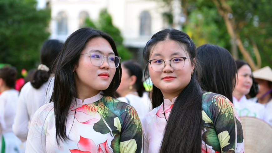 Xác lập kỷ lục số người mặc áo dài truyền thống họa tiết hoa sen nhiều nhất Việt Nam
