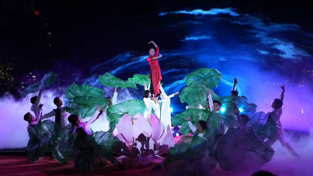 Mãn nhãn đêm khai mạc Lễ hội sắc Sen Hà Nội