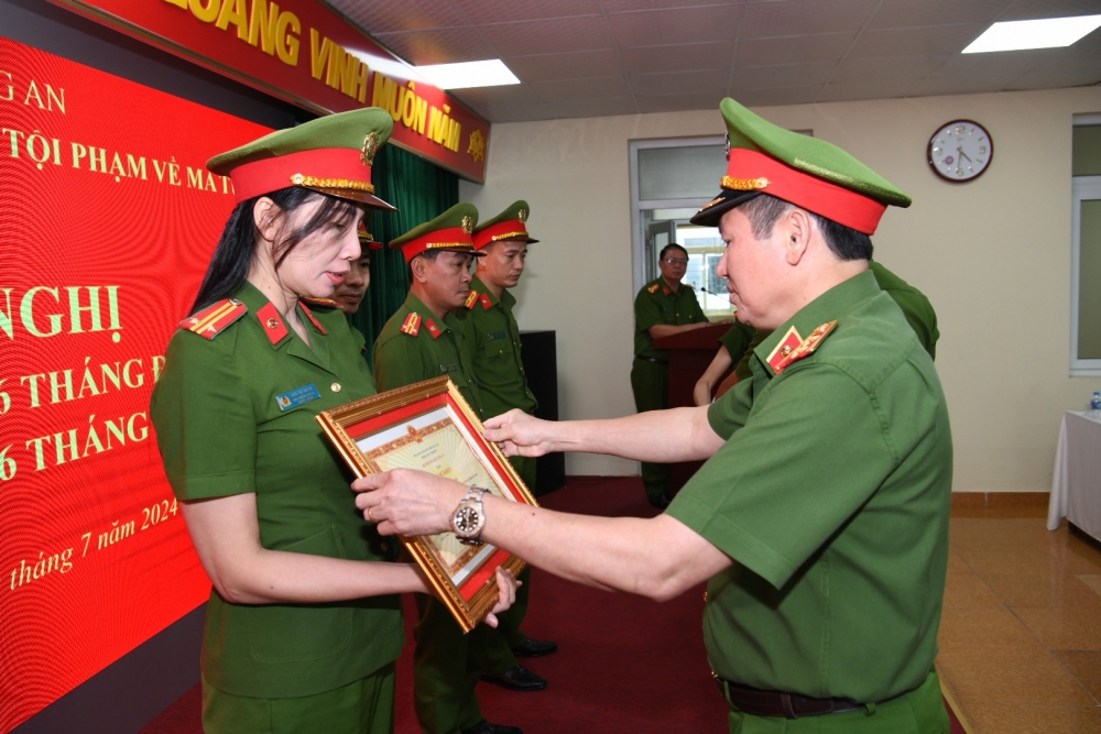 Trung tướng Nguyễn Văn Viện trao Bằng khen cho các cá nhân.Ảnh CA