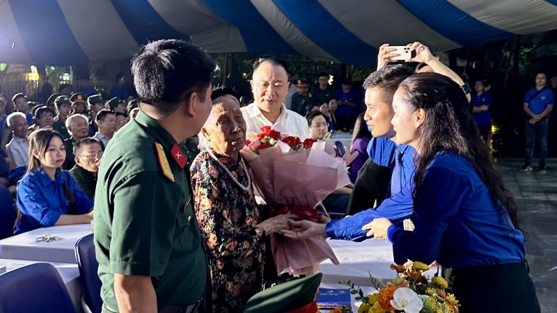 Tuổi trẻ Tây Hồ thắp nến tri ân anh hùng, liệt sĩ