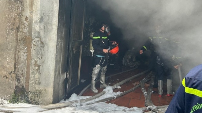 Huy động lực lượng dập tắt vụ cháy xưởng len ở xã La Phù