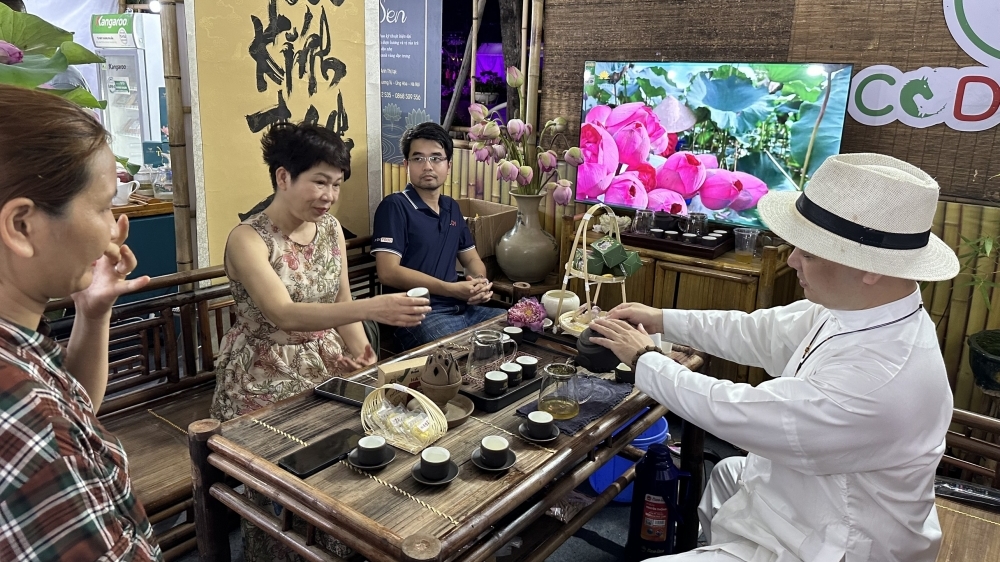 Sau 7 tháng, tổng thu khách du lịch đến Hà Nội tăng 18,9%