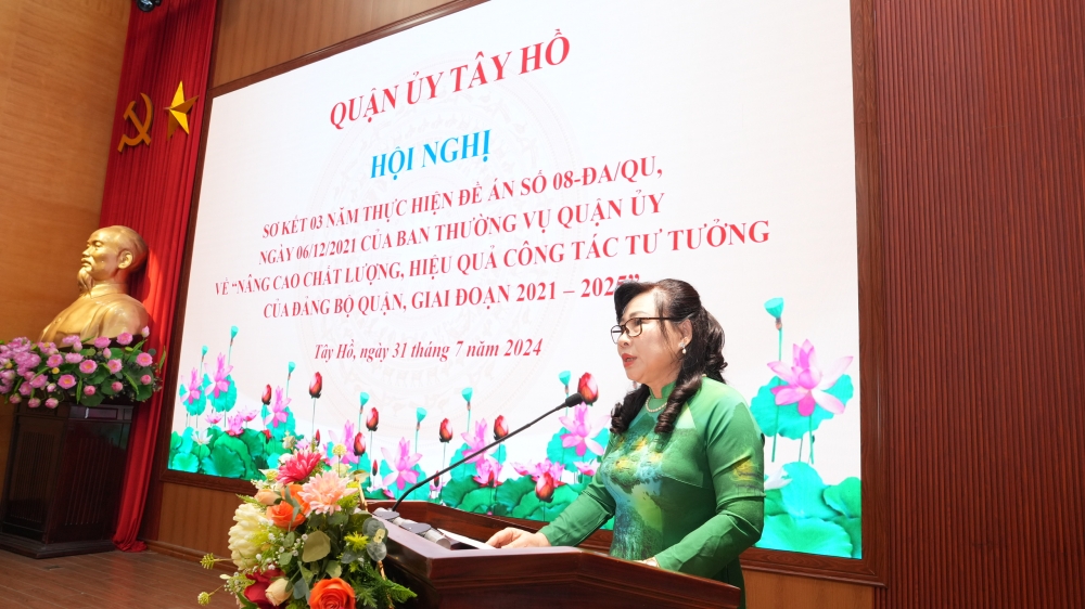 Trưởng Ban Tuyên giáo Quận uỷ Tây Hồ Trần Thị Thu Hường trình bày kết quả 3 năm thực hiện Đề án số 08