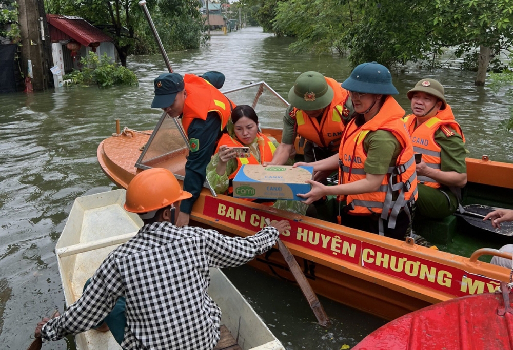 Công an Chương Mỹ hỗ trợ dân khắc phục hậu quả mưa lũ