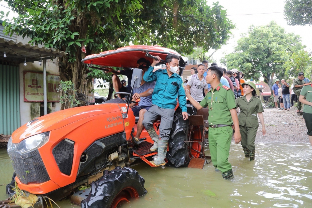 Tình đồng chí, đồng bào trong mưa lũ