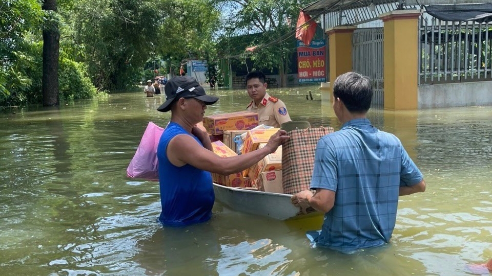 Công an Chương Mỹ hỗ trợ dân khắc phục hậu quả mưa lũ